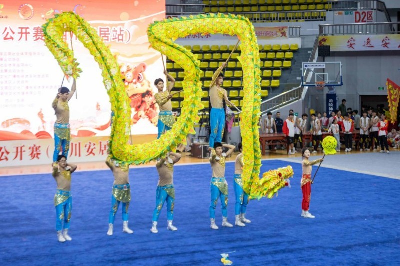 伴随着激昂, 除了传统项 伴随着激昂, 除了传统项